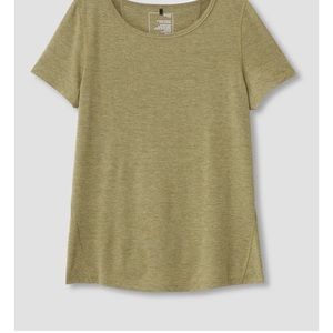 Universal standard easy active tee